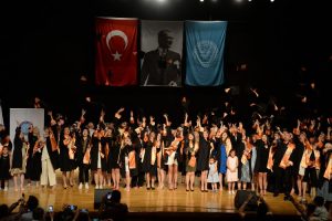 Bursa Uludağ Üniversitesi enstitülerinde mezuniyet coşkusu