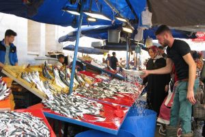 Bursa Yenişehir’de balık tezgâhları şenlendi
