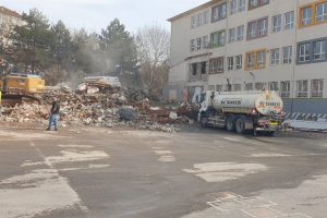 Depremde hasar olan okula yıkım kararı