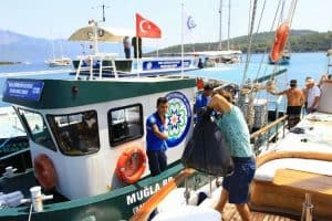 Muğla Büyükşehir Belediyesi bayram tatilinde de teknelerden atık topladı