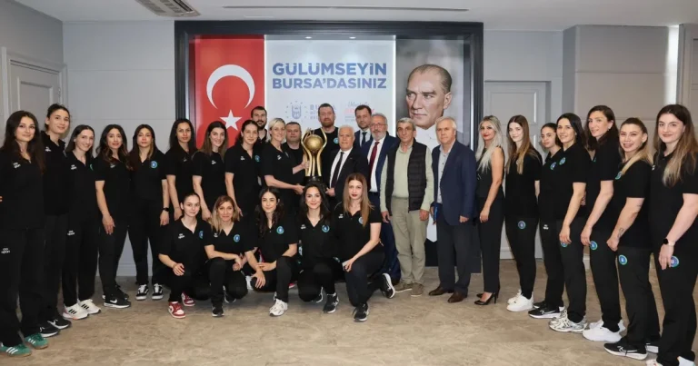 Başkan Bozbey’den şampiyon hentbol takımına övgü