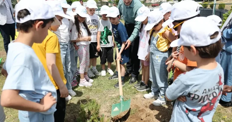 Çayırovalı öğrenciler birlikte fidan dikti