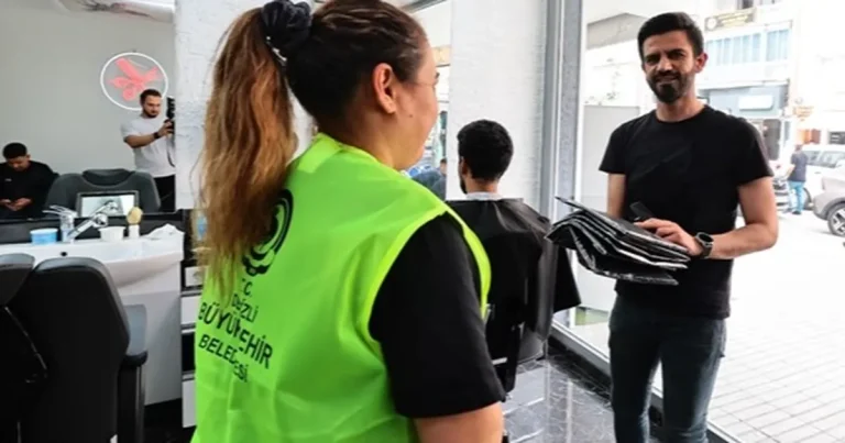Denizli Büyükşehir berberlere penuar dağıtımına başladı
