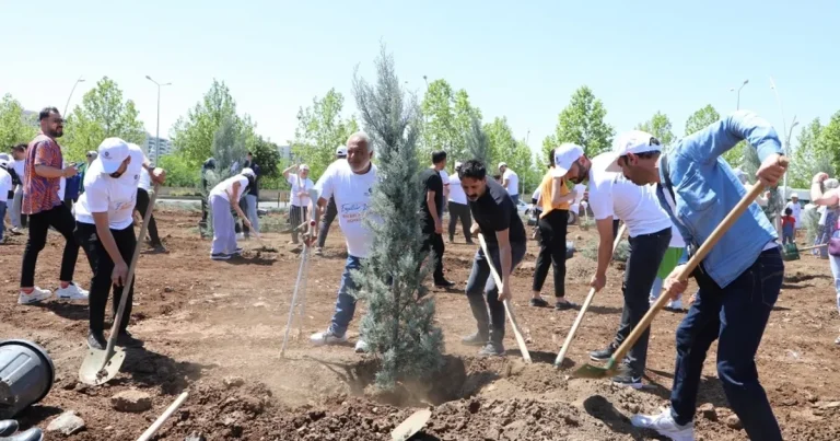 Diyarbakır’da engelliler fidan dikerek geleceğe nefes oldu