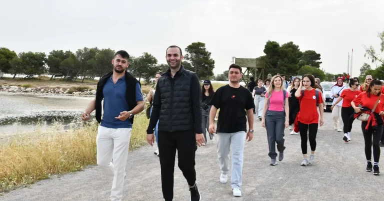 İzmir Çiğli’de gençlik Atatürk için yürüdü