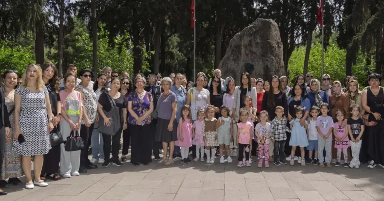 İzmirli annelere en özel kutlama