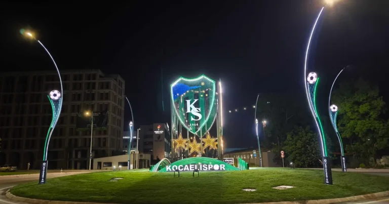 Stat kavşağını Kocaelispor’un arması aydınlatıyor